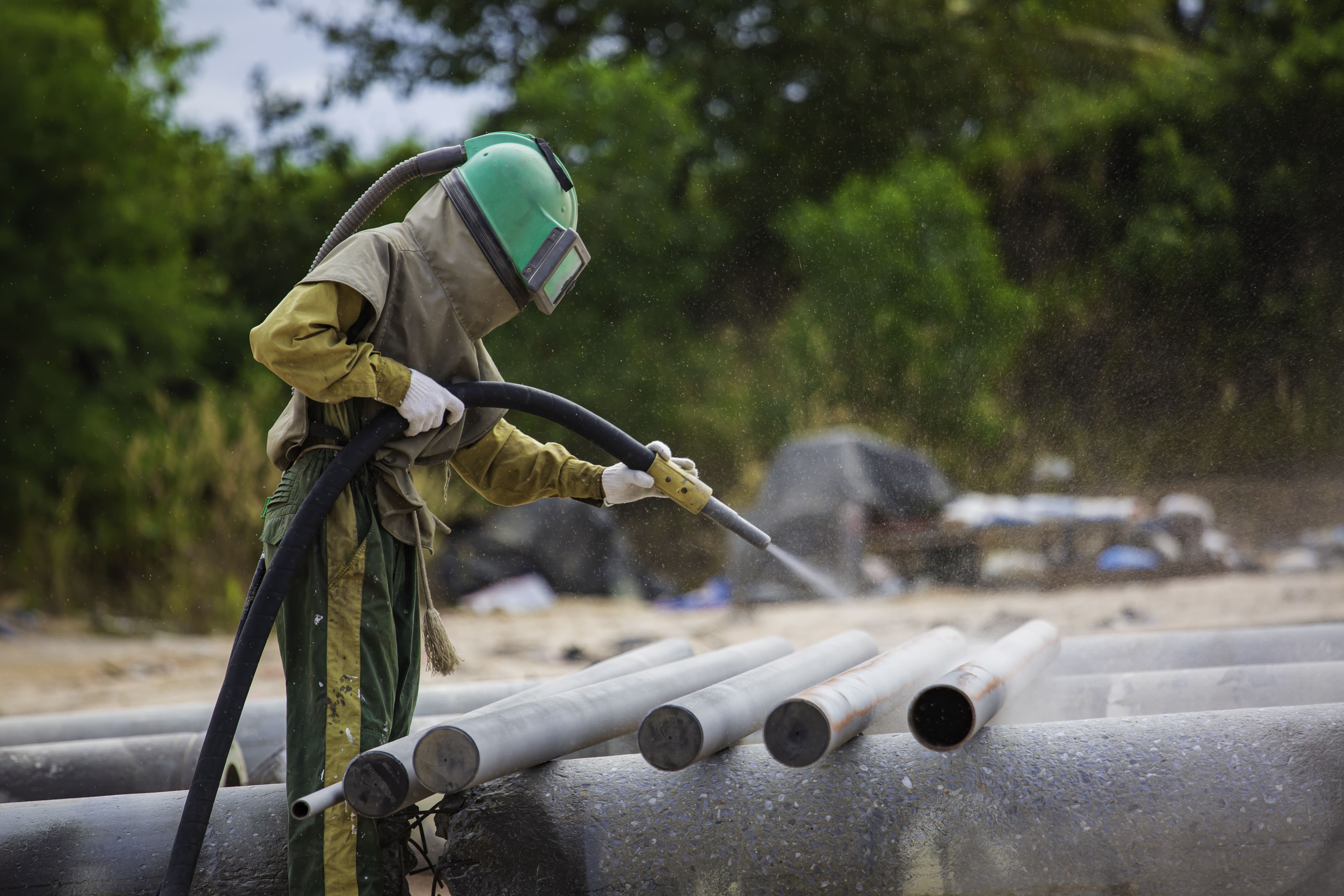 Abrasive blasting คืออะไร ArkcoThailand ขอแนะนำการขัดผิวโลหะรูปแบบพ่นยิง รูปแบบนี้ดีอย่างไร